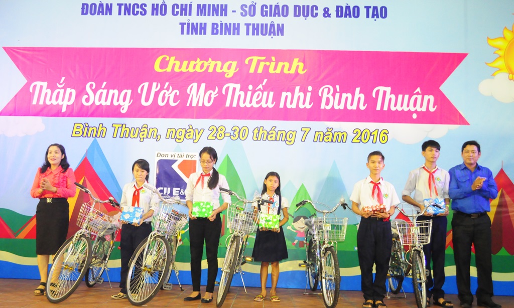 Đc Tiêu Hồng Phúc - Bí thư Tỉnh đoàn và đc Nguyễn Thị Toàn Thắng - PGĐ Sở GD và ĐT Bình Thuận tặng quà cho các em học sinh nghèo học giỏi